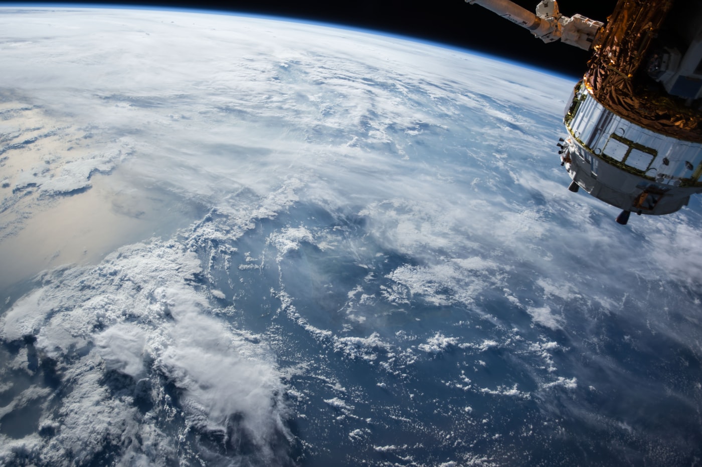 从太空俯瞰地球与星空